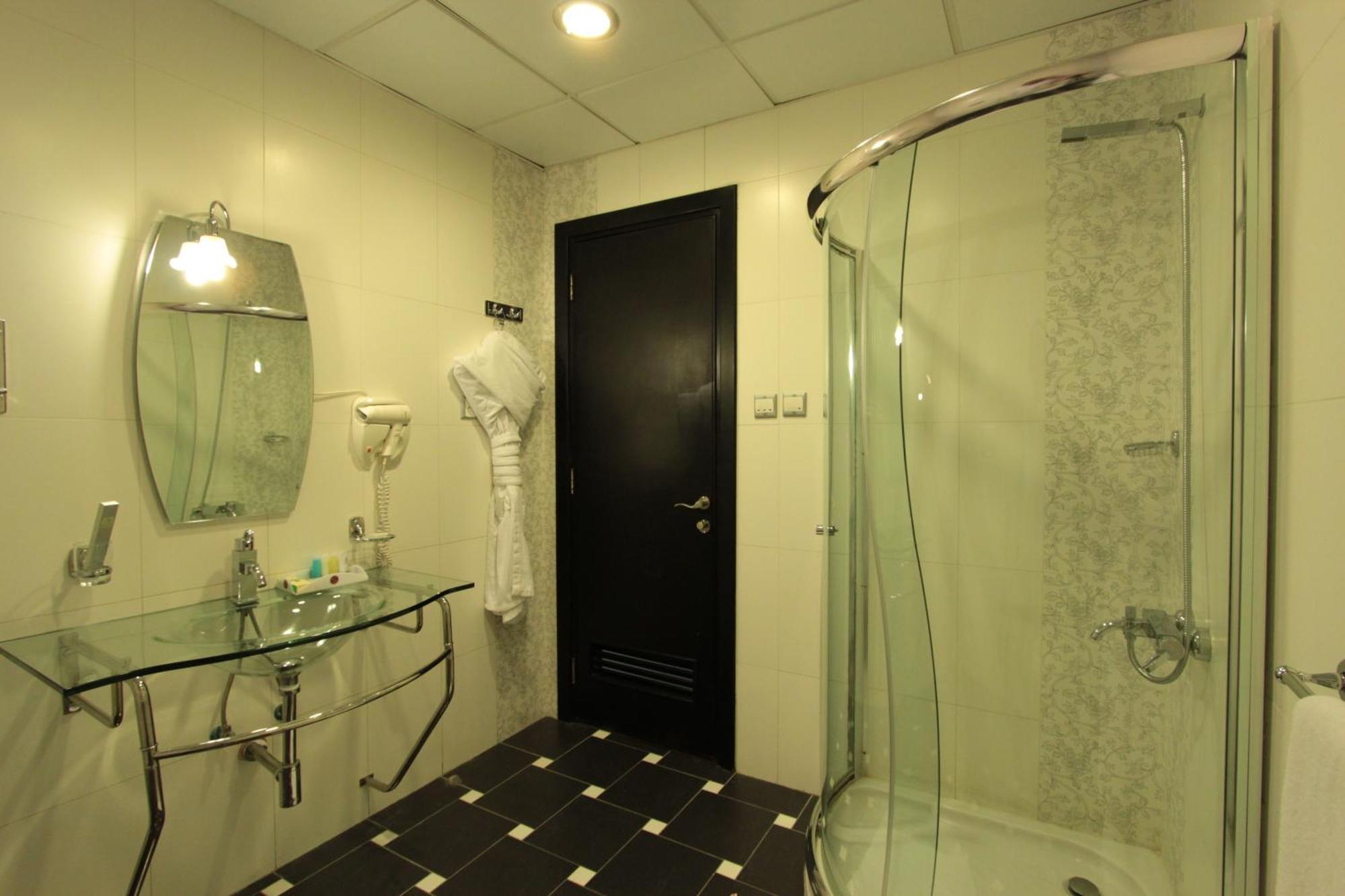 Awaliv International Hotel Ta'if Zimmer foto A shower cubicle
