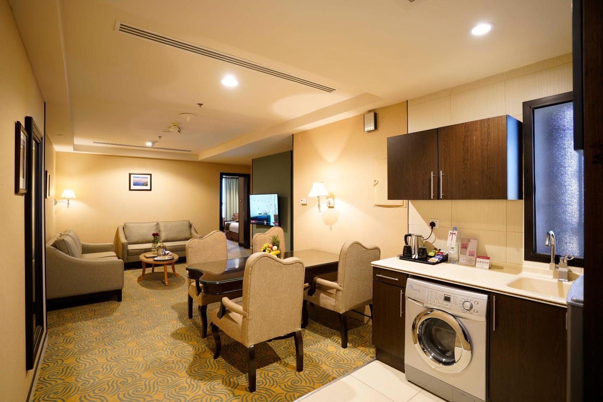 Awaliv International Hotel Ta'if Zimmer foto A suite at the hotel