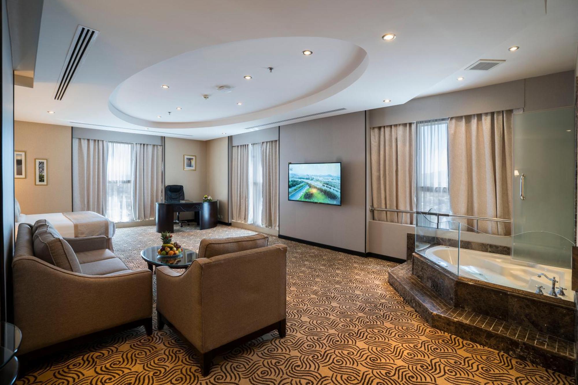 Awaliv International Hotel Ta'if Zimmer foto A suite at the hotel