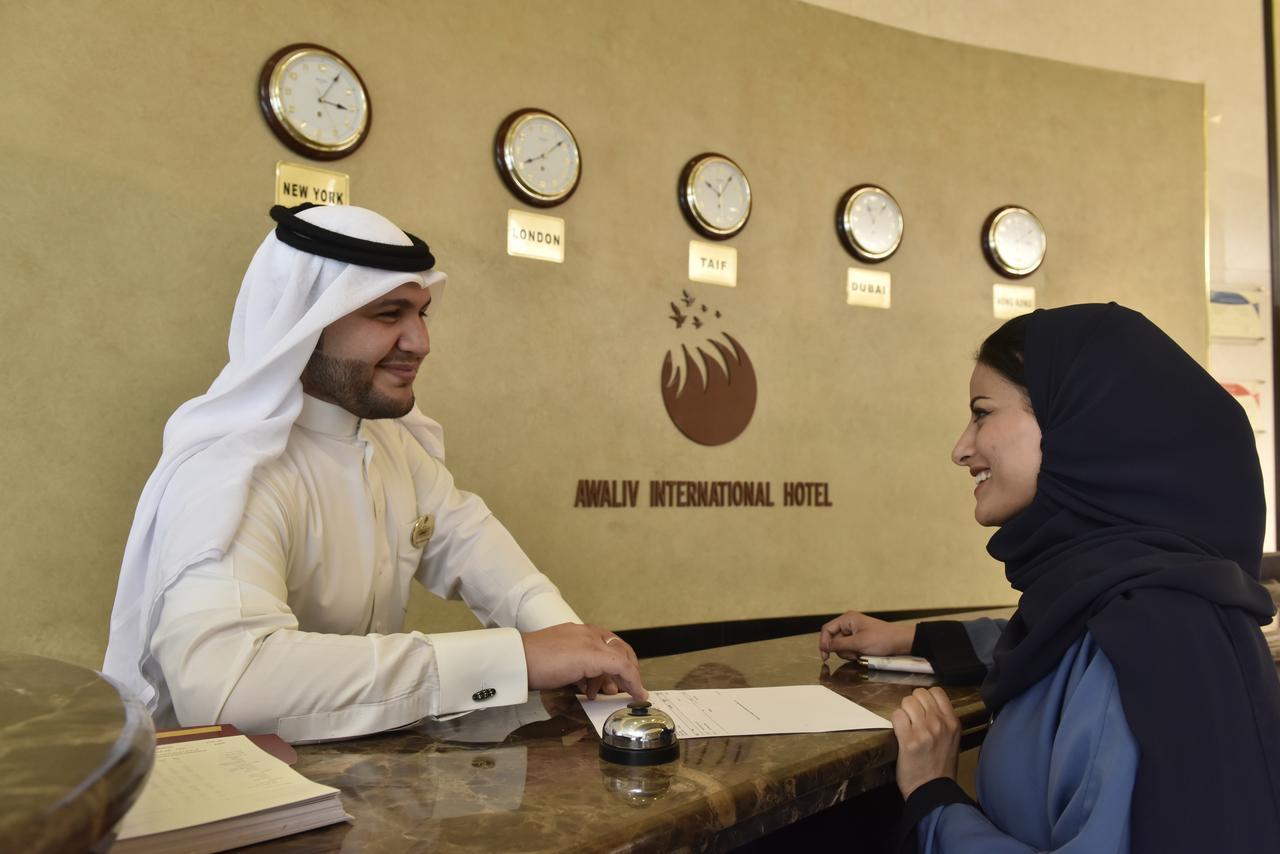 Awaliv International Hotel Ta'if Exterior foto A guest checking in at a hotel